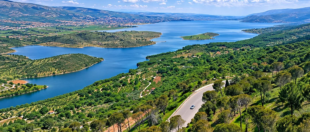 Saghbine, where the mountain meets the lake