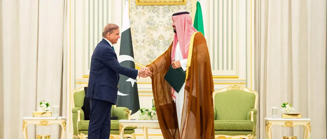 Saudi Arabia and Pakistan sign mutual defense pact