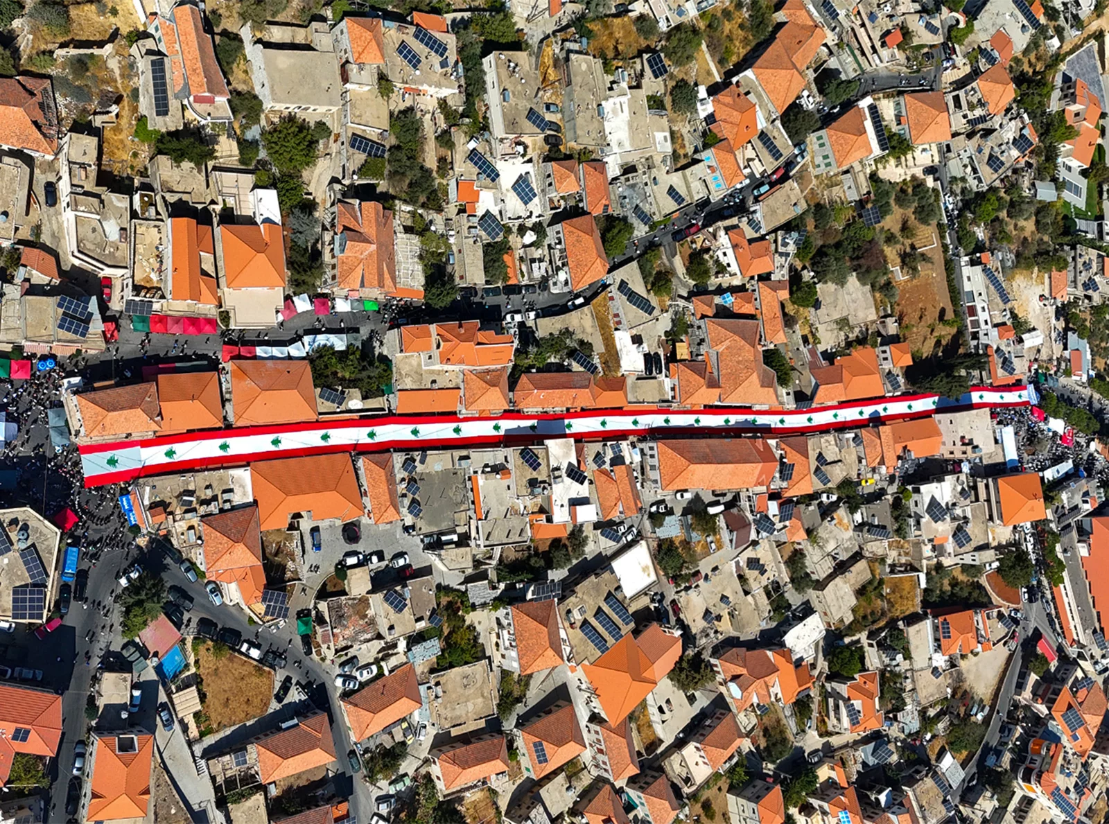rashaya-unfolds-the-longest-lebanese-flag-ever-made-at-yawm-el-dibs