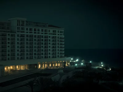 War empties hotels and disrupts the summer season