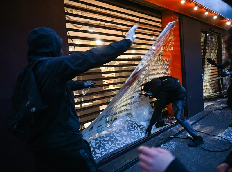 France hit by debt sell-off as violent protests unnerve investors