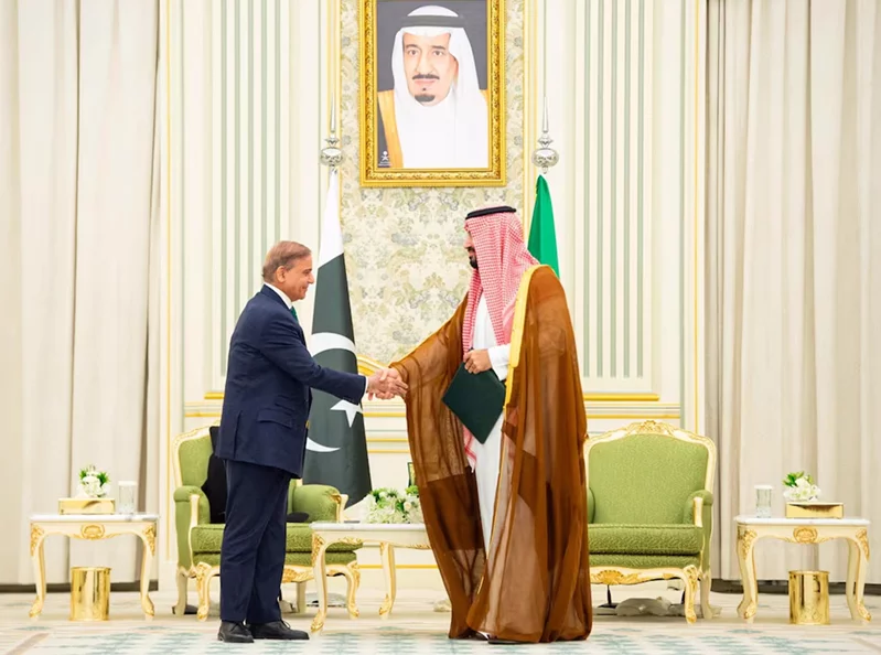Saudi Arabia and Pakistan sign mutual defense pact